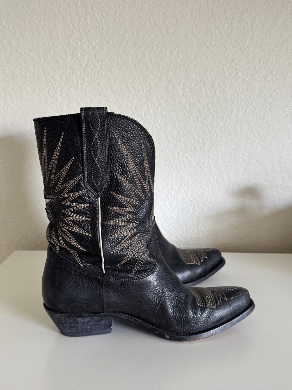 Golden Goose Wish Star 40mm Embroidered Leather Cowboy Boots – Black
Size 39 - Picture 7 of 14